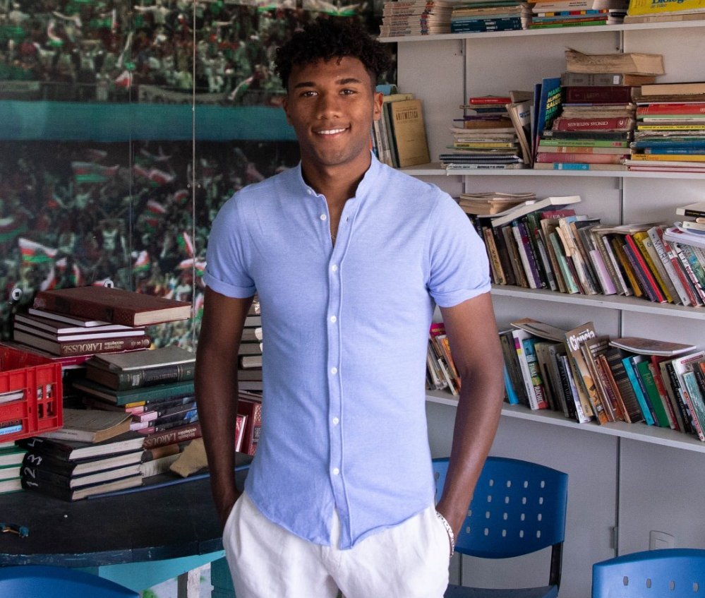 AUFOficial's tweet photo. 🗣️"Hice un pacto con mis padres. Si quería seguir jugando al fútbol tenía que estudiar". 

📚⚽️ Conocé la historia de Nahuel Gómez en #MundoAUF. El juvenil de @CACerro_oficial  que estudia Relaciones Internacionales en la Facultad de Derecho.

📺#IGTV: https://t.co/Wo8aa5KhOM https://t.co/J2rbmRPsq4