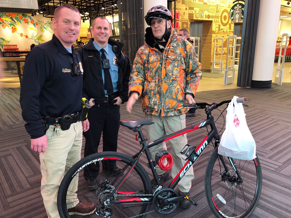 MinneapolisPD's tweet image. Two MPD Sergeants teamed up to support a Navy Veteran, Wayne Smith, who had his bike stolen last week. This is Smith’s primary mode of travel as he goes between his shelter, job &amp;amp; church every day. Special thank you you to the Downtown Improvement District for their help on this!