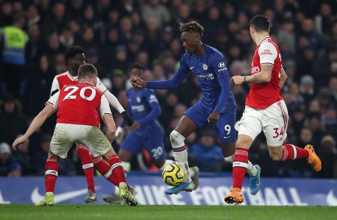 Penyerang Chelsea, Tammy Abraham (tengah) mencoba melewati hadangan para pemain Arsenal, dalam laga Selasa (21/1/2020).