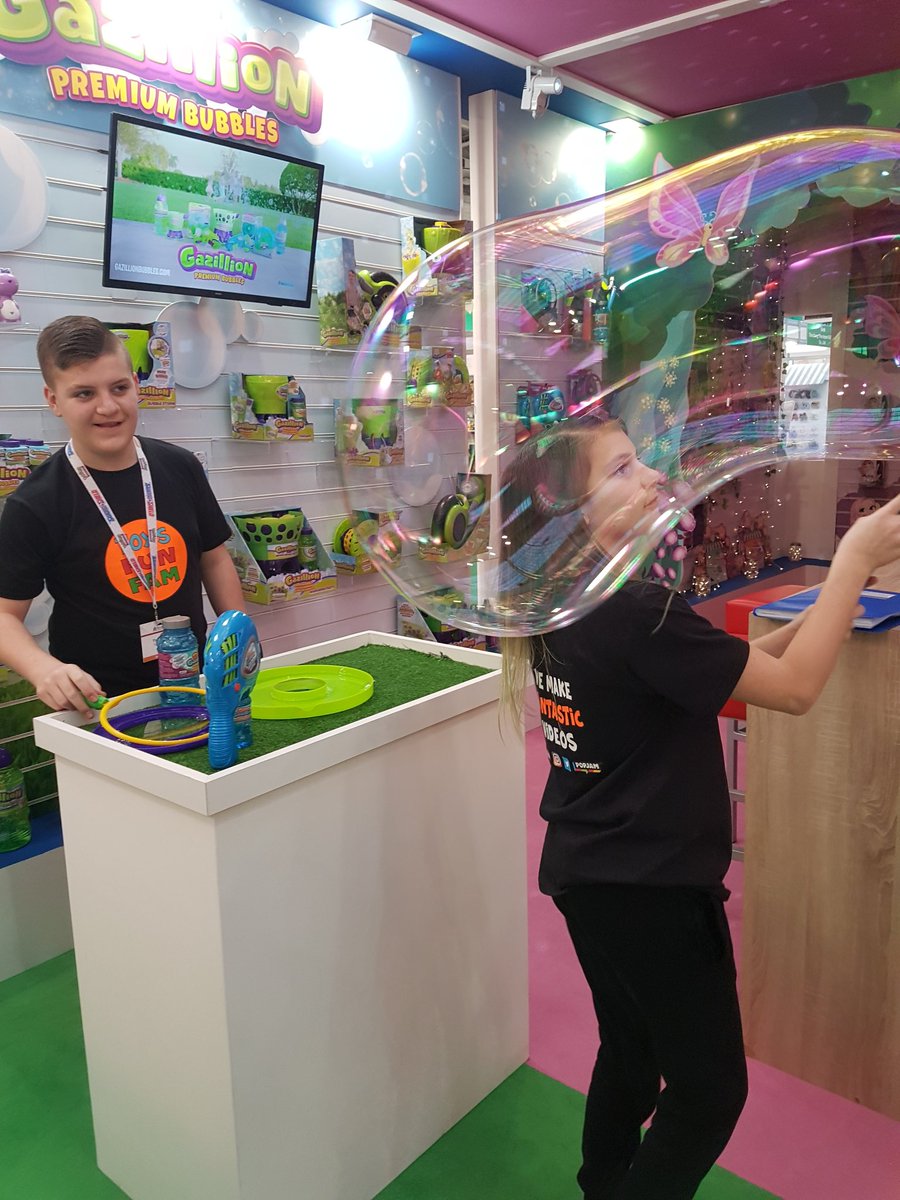 Toys_Fun_Fam's tweet photo. Check out these awesome huge bubbles from @GazillionBubble they are awesome @FunriseToysUK #bubbles #imforeverblowingbubbles #gaziliionbubbles #hugebubbles #bigbubbles #influencer #safefam https://t.co/tqIbIOUMQL