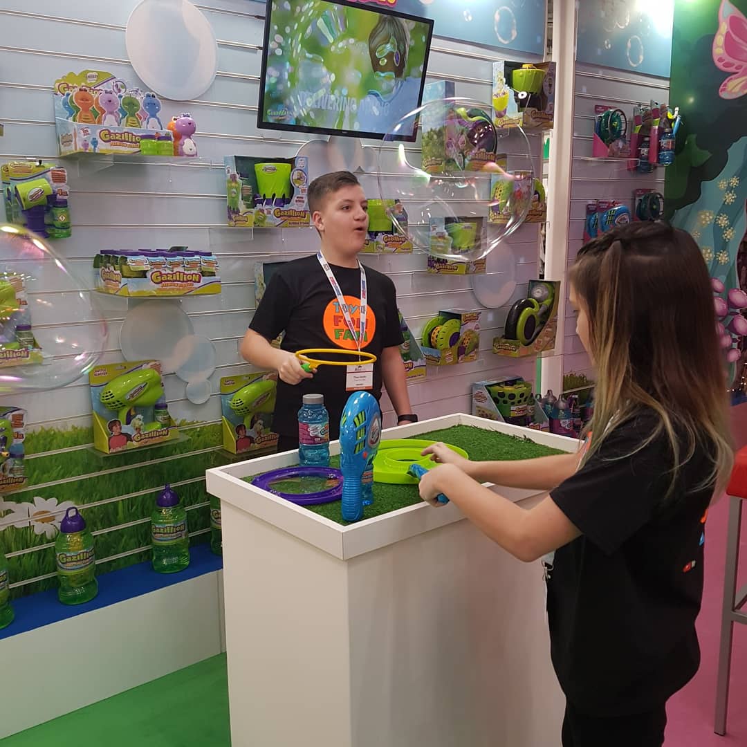 Toys_Fun_Fam's tweet photo. Check out these awesome huge bubbles from @GazillionBubble they are awesome @FunriseToysUK #bubbles #imforeverblowingbubbles #gaziliionbubbles #hugebubbles #bigbubbles #influencer #safefam https://t.co/tqIbIOUMQL