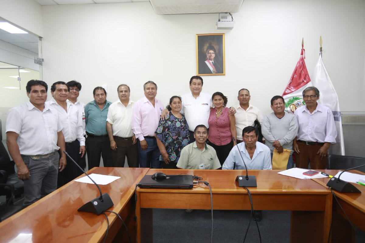 viviendaperu's tweet photo. El ministro @RodolfoYanezW, el director ejecutivo del #PMIB, Ernesto Mosqueira, autoridades de la Municipalidad de Ate y dirigentes de Huaycán participan en la mesa técnica de seguimiento para la ejecución de infraestructura vial y equipamiento urbano en la zona. https://t.co/0fCP8Ga5aM