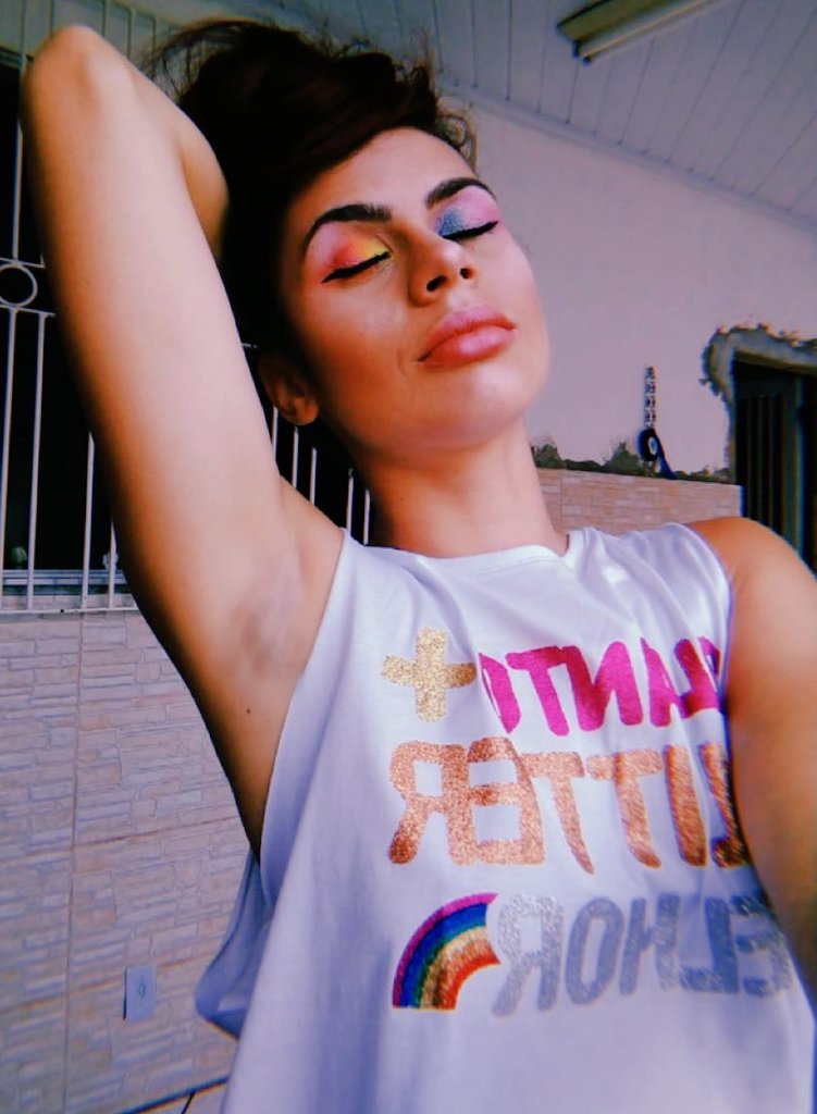NPiumbini's tweet photo. Quanto + glitter melhor 🌈
.
.
.
#makeup #neon #multicor #iluminador #automake https://t.co/ICttPj44CJ