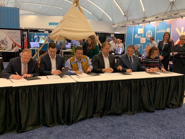 DetonChoMLP's tweet photo. Signing a deal on the big stage ! Det'on Cho Nahanni and Cheetah Resources agree to work together to mine Rare Earth Minerals ! #AMEroundup #AME_BC #Mining https://t.co/AdueKE9ZyS