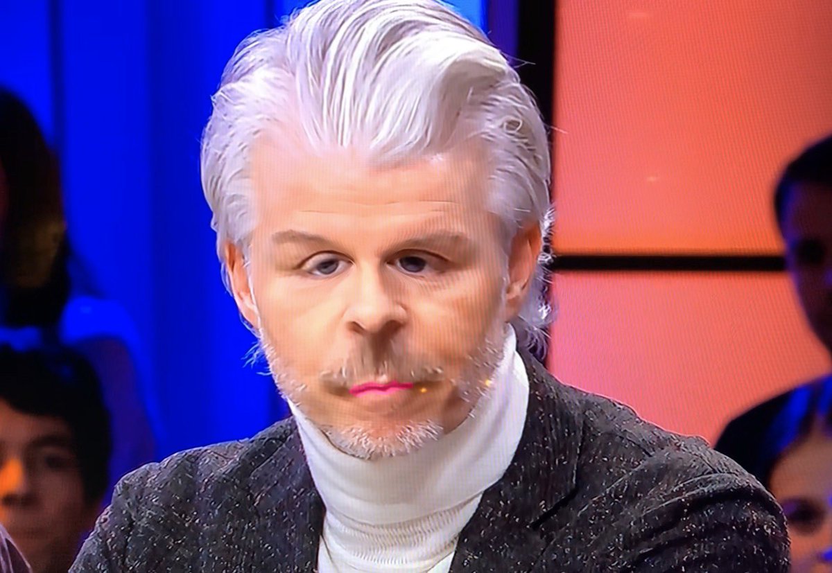 WilbertBraaksel's tweet photo. Het is weer zover: een ‘man’ met een coltruitje. Dit fenomeen is steeds vaker waar te nemen tegenwoordig. Het is daarentegen wel een goed middel om de mannen te onderscheiden van de nichten #Jinek https://t.co/k1IgwfJ0iR