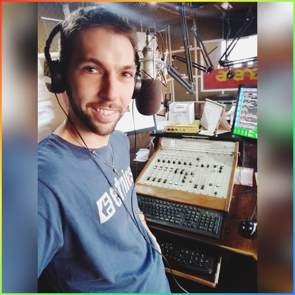 fmarena983's tweet photo. Y🅰️ comenzamos la tarde/noche con más power 💪🏻🏖️ de la radiodifusión argentina 😎🕺🏻 con @Ger_Sosno hacemos #arenacaliente hasta las 22 hs 📻
.
.
#feelradio #radio #radioshow #radiostereo #broadcast #speaker #selfie #martes #tuesday https://t.co/Ajvj81tCOy