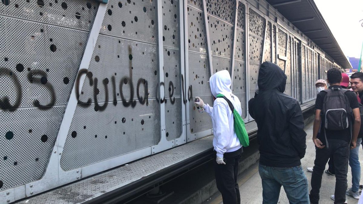 santiagotavera's tweet photo. Esto nunca había pasado en Medellín gracias a la policía y el ESMAD que siempre estaban presentes. Los paisas se están dando cuenta del gran error de elegir a @quinterocalle. Vándalos atacan a Bancolombia y Metroplus tal como hacen en bogota. #ClaudiaCulpable #QuinteroCulpable https://t.co/qX3VXCV2hh