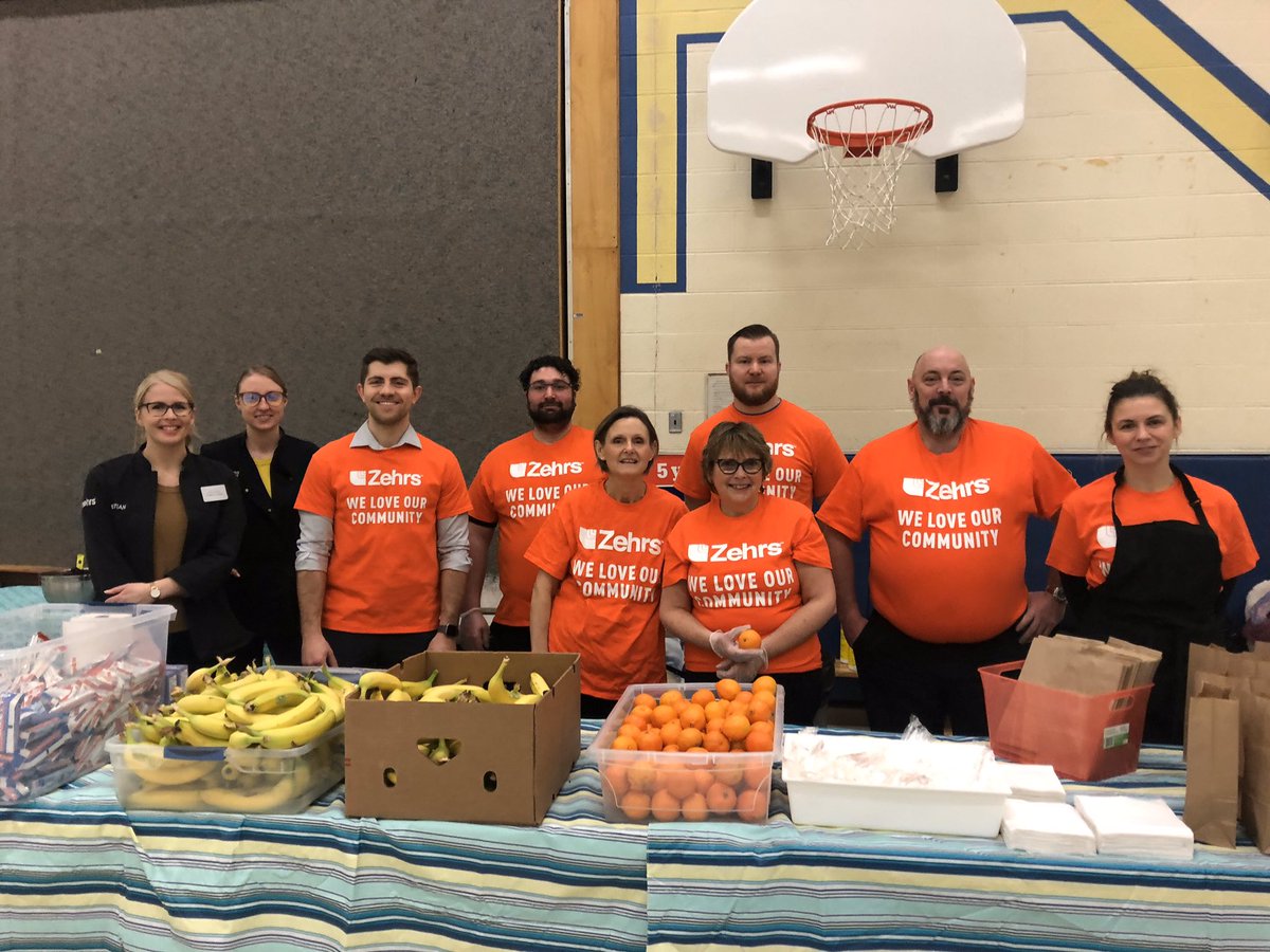 jessbearinger's tweet photo. Thanks to this hardworking and caring team! They fed 430 students + 40 staff in 2 hours!!! @ZehrsLaurentian @LoblawsON @RaiseaFoodLover  @dpkwrdsb https://t.co/yKR0Io59ef