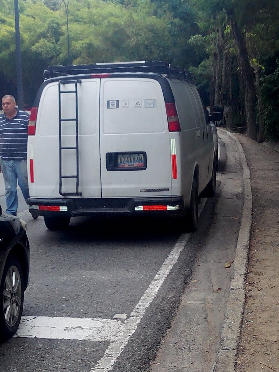 guillerpalacios's tweet photo. #21ener En sesión de la @AsambleaVE aprobamos con 93 votos permiso al Presidente @jguaido para viaje al exterior. Al concluir el acto fuimos objeto de persecución por la GNB para robar los vehículos y equipos con los cuales trabajaron los funcionarios,  los cuales protegimos https://t.co/HMoXX6nizi