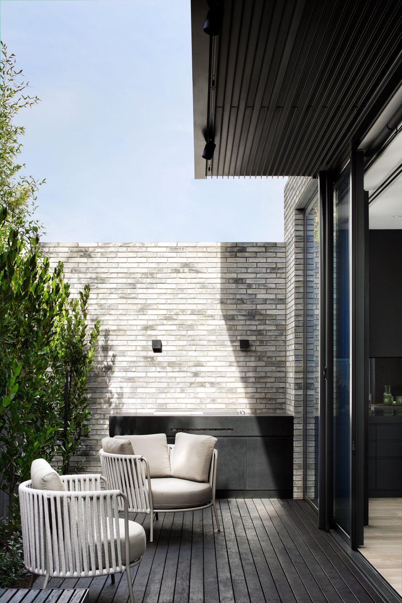 robertsonsbps's tweet photo. Petersen D91 bricks provide a beautiful backdrop to this outdoor space.
@cerastribleyarchitects @petersentegl @cobuilt @emily_bartlett_photography @neighbourhoodpsu2063
#robertsonsbuildingproducts #bricks #petersentegl #petersenbricks #handmadebricks #archi #design #danishbricks https://t.co/YNn8bGk0Ns