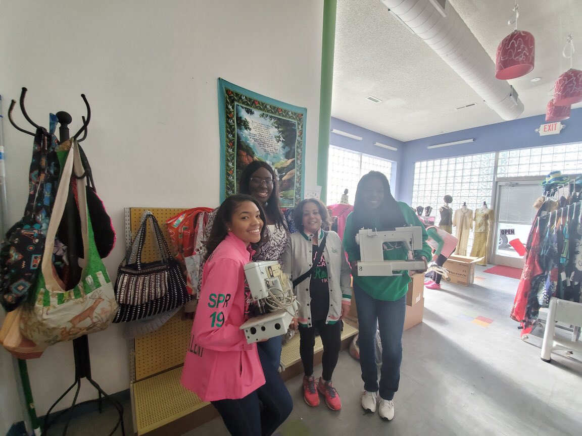 TauPhiAKA's tweet photo. In honor of Dr. Martin Luther King Jr. Service Impact Day, Tau Phi Chapter and Iota Xi Omega Chapter of Alpha Kappa Alpha Sorority, Incorporated, along with family and friends volunteered at Tenderlove Community Center #TauPhiAKA #SensationalSouthCentral #NMAKAs #MLKDayOfService https://t.co/dsCILpmi7r