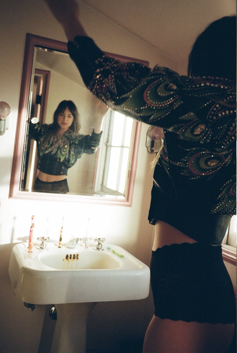 mavisoleil's tweet photo. Even more stunning outtakes of Dakota for Grazia Italy 2018. 🖤 #DakotaJohnson https://t.co/MaJBpdId6D