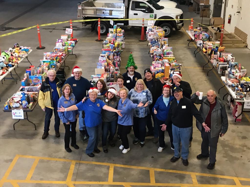 Vadnais_Heights's tweet photo. The VH Lions Club held their annual Toy &amp; Food Drive through the month of December. 1,151 toys &amp; 3,039 pounds of food were collected. On the day of distribution, 60 families were provided food and 204 kids received toys for Christmas. Thank you to all who made this possible! https://t.co/7wZmdTAM9r