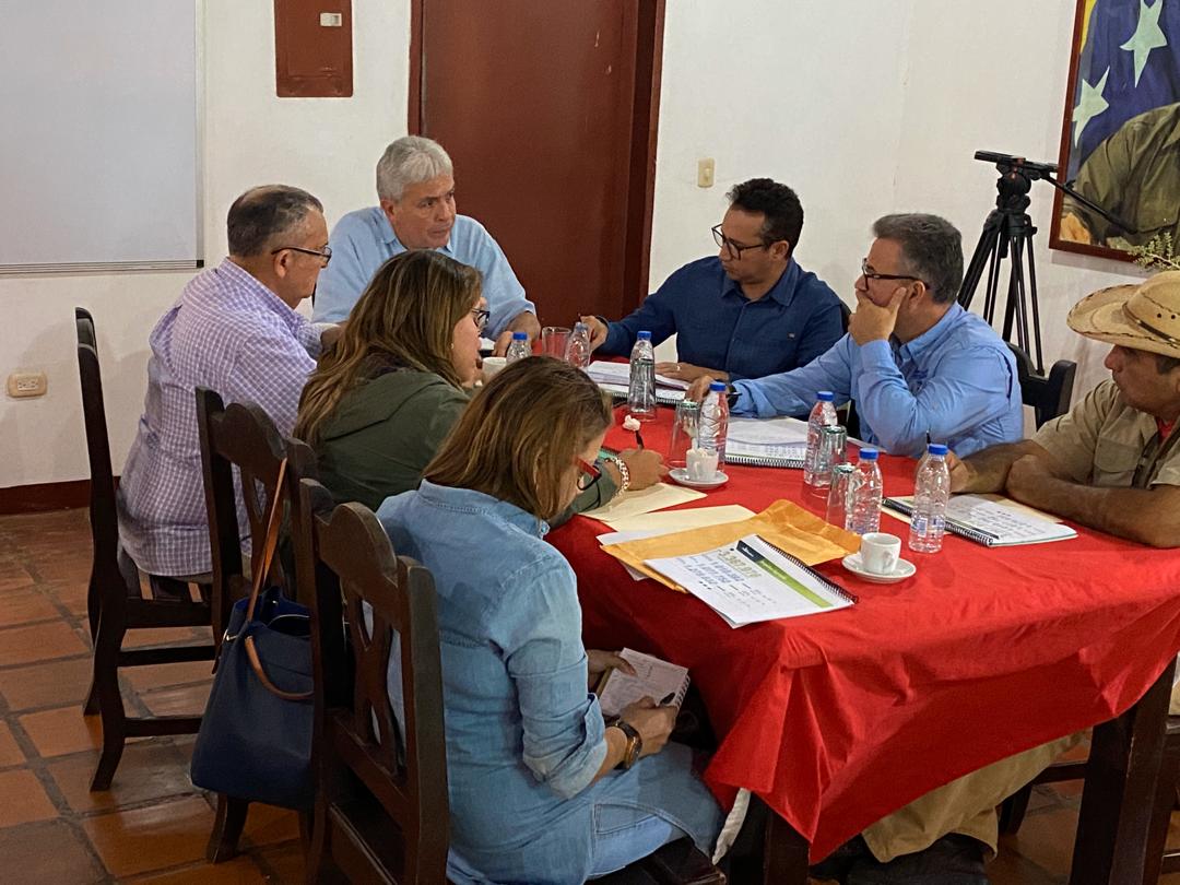 INTi_Venezuela's tweet photo. #21Ener | El ministro @wcastroPSUV se reunió con los gobernadores de los llanos para definir la metodología e identificar los actores del plan de siembra ‘Venezuela Cultiva 2020’, que establece la meta de 3.400.000 mil Ha. en el presente ciclo.
#PatrimonioIndígenaYSoberano https://t.co/FtAE4IGXk6