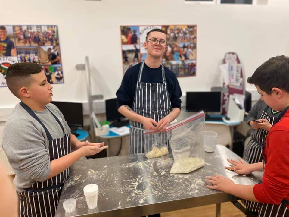 ayebelfast's tweet photo. Very happy #MADE19 boys tonight, cooking with the #UrbanCommunityChef.
With our @monkstownboxing partners.
#LoveNorthBelfast #Ardoyne #Monkstown #YoungPeopleAreAmazing #NBSGRP #goodrelations @NI_CRC #TBUC https://t.co/ceHKpAQEbO