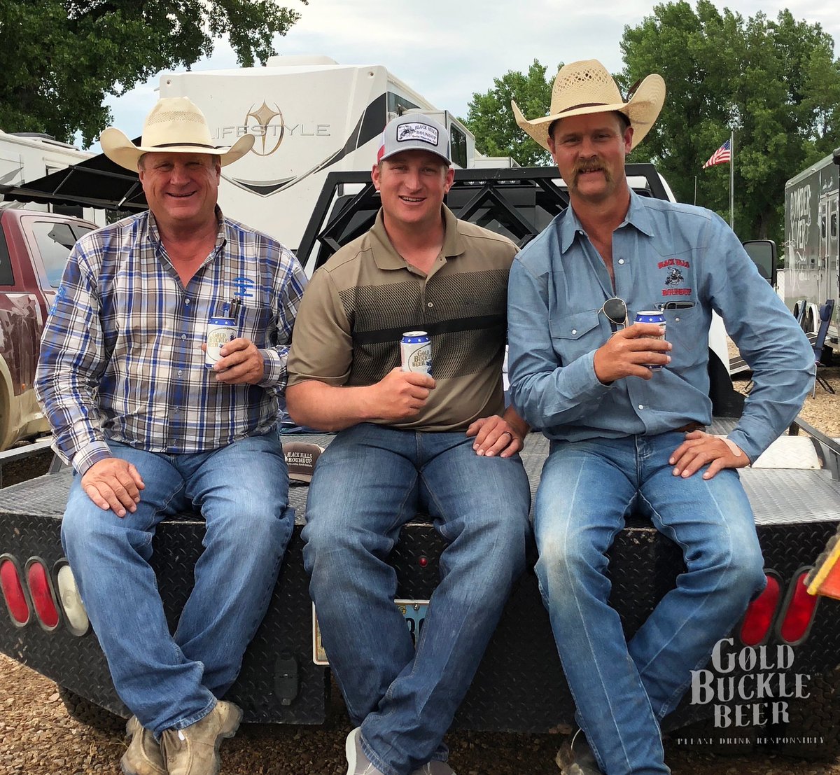 Friends don’t let friends go thirsty. #GoForTheBuckle #GoldBuckleBeer •
•
•
#DrinkResponsibly #Beer #Brewery #MadeInAmerica #Beerstragram #Rodeo #Cowboy #WeAreProRodeo