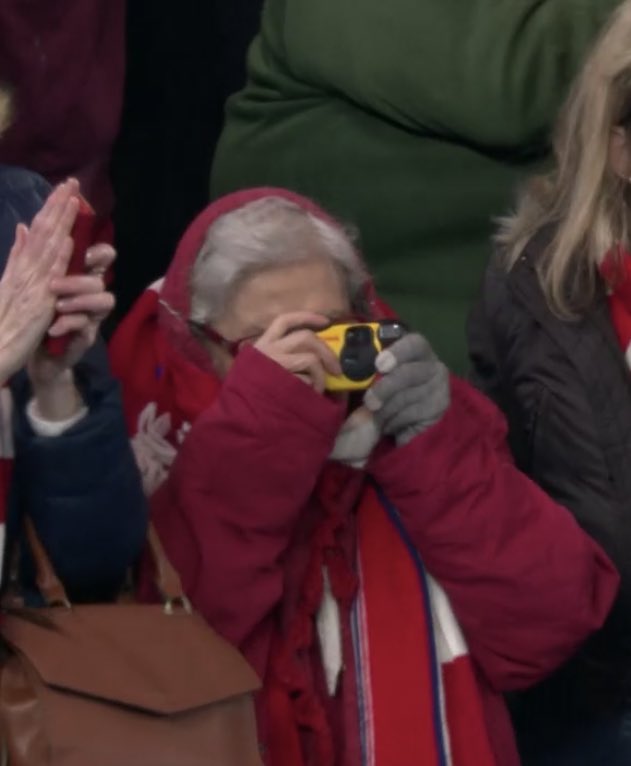 Look at this lovely <a href="/Arsenal/">Arsenal</a> fan in the away end at Stamford Bridge taking some photos of the players on her disposable camera. 

She looked so happy, this is what football is all about ❤️