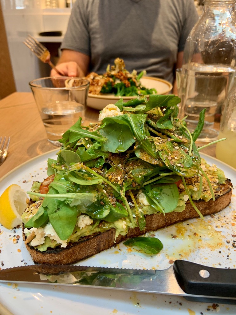 AngelenoMag's tweet photo. #EditorPickOfTheWeek // “With award shows serving plant-based menus, eating vegan is more popular than ever. I stopped by the new Fresh on Sunset over the weekend and was wowed by the beautiful design & delicious food.” // - @lauraecksteinjones, EIC on
@freshrestaurantsla https://t.co/5efWOF5SVm