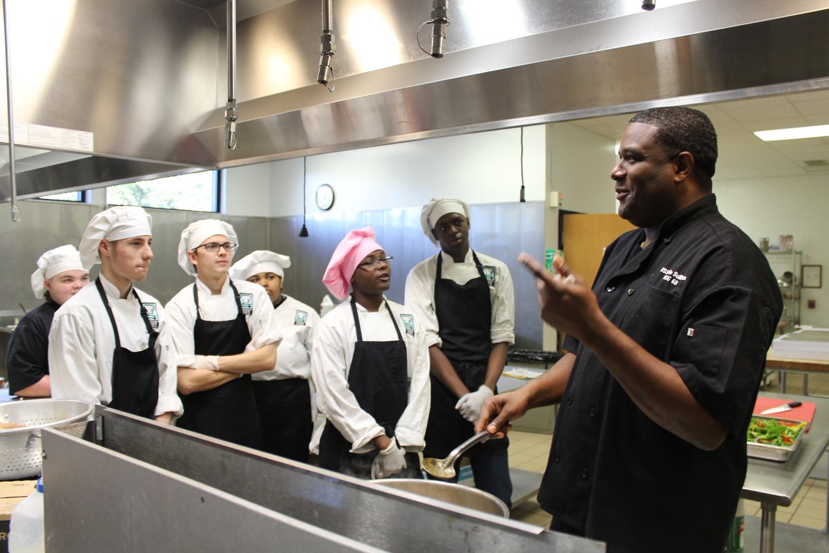 SjthsC's tweet photo. The Academy of Culinary Arts had the pleasure of spending a day with Master Chief Spears who is a retired Navy Culinary Specialist. Master Chief enlightened us about military careers, culinary operations on ships, and prepared Curry chicken with the students. @ctesjcsd https://t.co/11674O4bHG