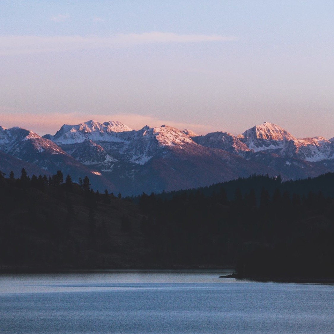 Continually in awe of #FlatheadLake 🙌🏼 See the #Montana mountains glowing with color on your next getaway to Red Lion Inn &amp; Suites Polson. bit.ly/3ae0trF