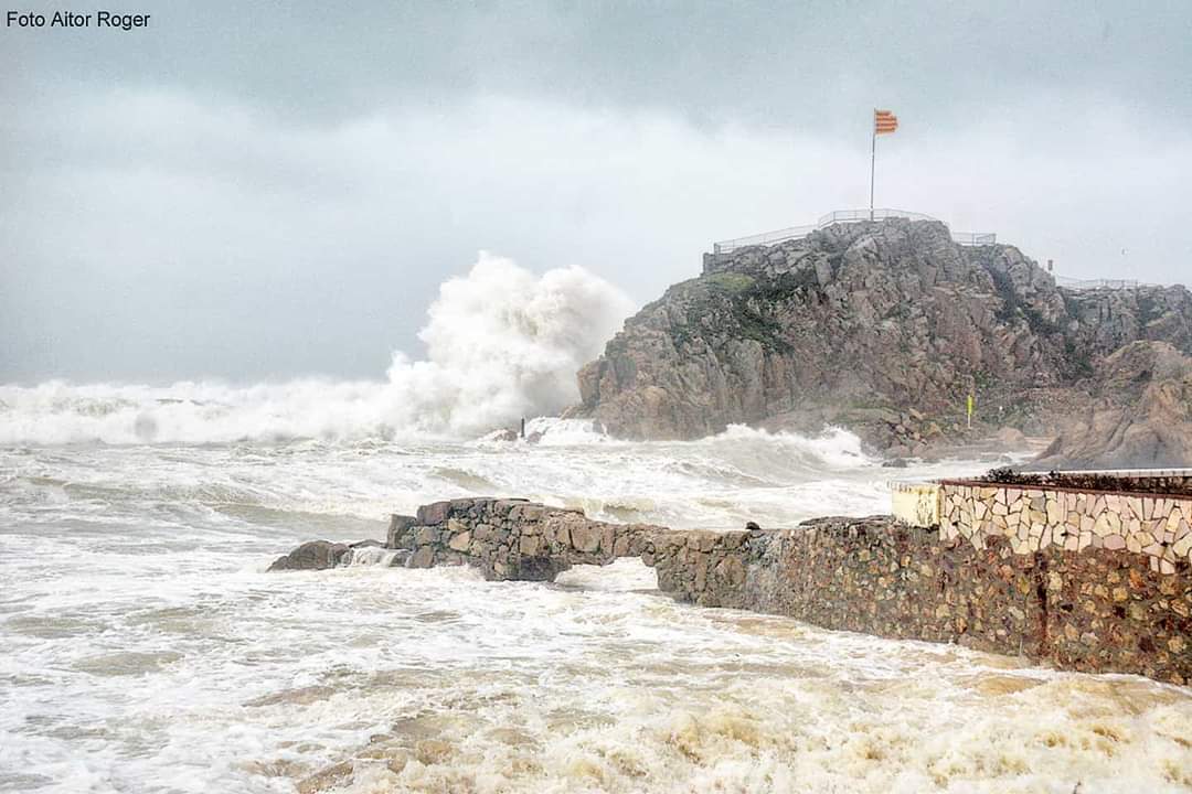 Segon dia de temporal!
Una part del mur de pedra de la desembocadura de la Riera de Blanes ha cedit, donant lloc a un gran forat.

Aquesta nit, tothom pendent de la crescuda del riu Tordera.

#Blanes #CostaBrava #temporalgloria #TemporalTV3 #324eltemps