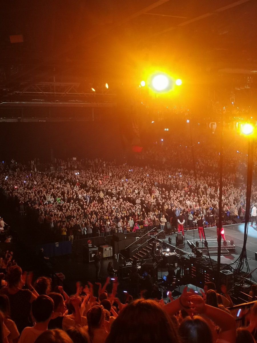 fordbridge2013's tweet image. Fordbridge Choir did us proud tonight, arm in arm, giving their all. #YV2020 #smashedit