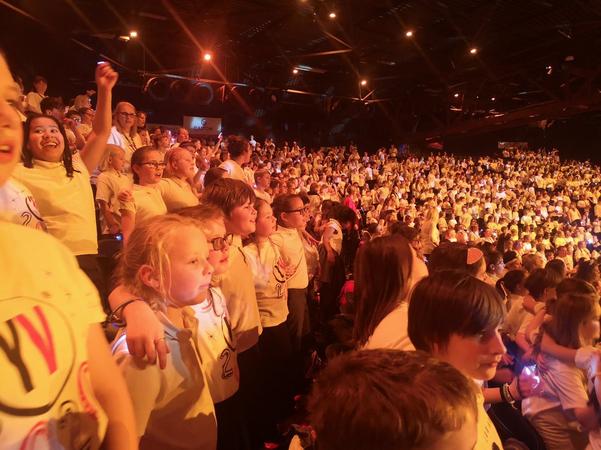 fordbridge2013's tweet image. Fordbridge Choir did us proud tonight, arm in arm, giving their all. #YV2020 #smashedit