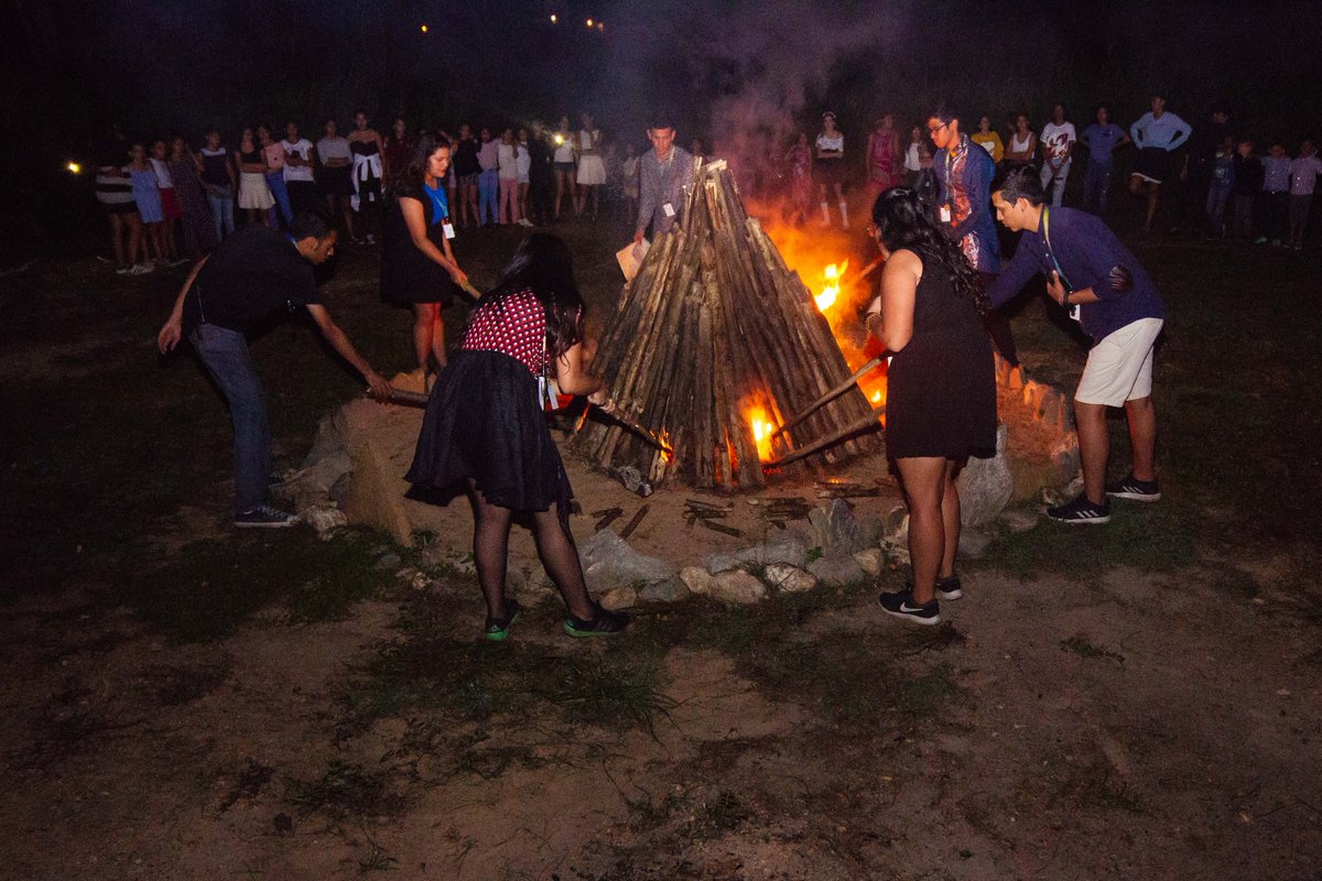 camp_mirefugio's tweet photo. Life’s better when you add fresh air, a warm campfire and bright stars! 🌟🏕️ ¡La fogata es una de nuestras actividades favoritas, es lo máximo! #MagicEverywhere 💫 ¡Queremos que tus hijos/as sean parte de esto! ❤️ Escríbenos al DM y te enviamos toda la info 📩 https://t.co/sn71dJDmp4