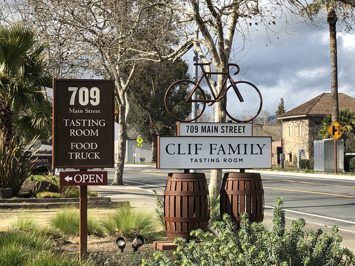 brendas_outside's tweet photo. I’m sitting at home anxiously awaiting my @FedEx delivery from @ClifFamily 😀🍷. One of This years sponsor @NVMarathon I’m excited to see what’s in my goody box.  #NVMSponsor #NVMClifBR #bibchat #napavalley #napa #wine #vihno #cliffamilywine #clifbars #run #marathontraining https://t.co/WpsqaX4rck