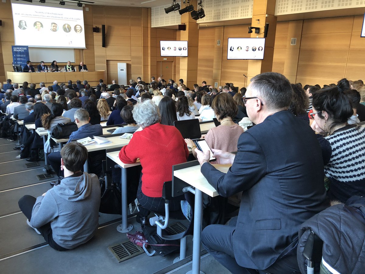 HeitzJerome's tweet image. 1 honneur d’avoir synthétisé des débats francs &amp;amp; directs sur un sujet clef #securite #Developpement #sahel #MoyenOrient. #innovation requise ou courage opérationnel de remettre du #liensocial en impliquant populations et #jeunesse. Grand merci aux panélistes.