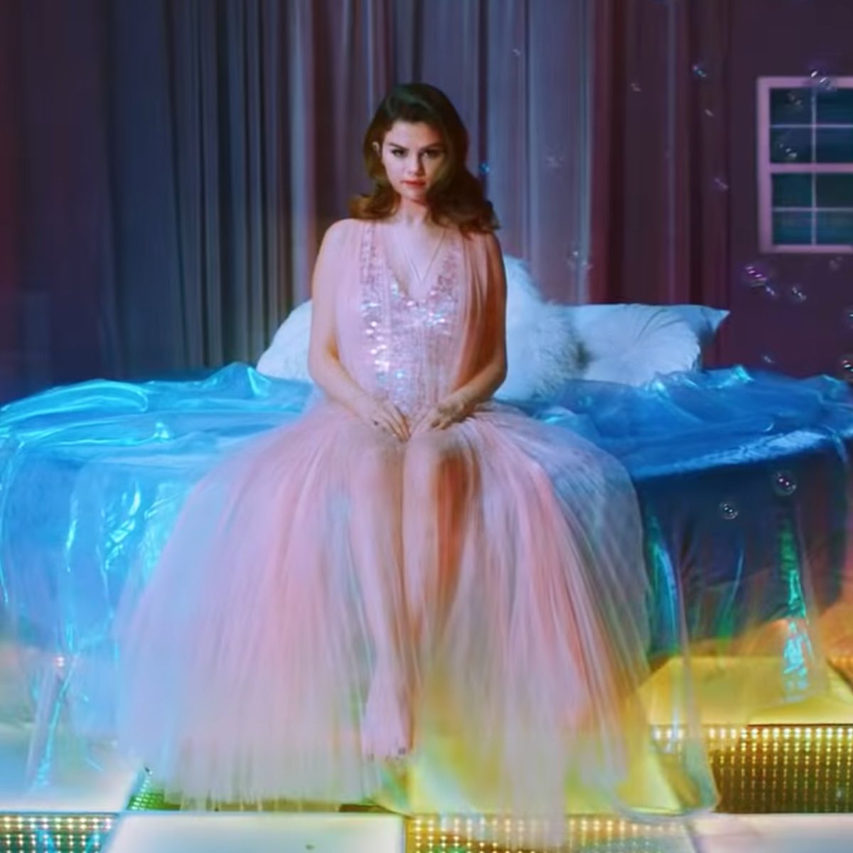 MusicNewsRumor's tweet image. #Rare by @SelenaGomez has officially debuted at #1 on the Billboard 200 chart with 112,000 total units (53,000 pure album sales)! It also becomes her third consecutive album to debut at #1 on the chart, meaning all of her solo studio albums have debuted atop the chart. #SGRare