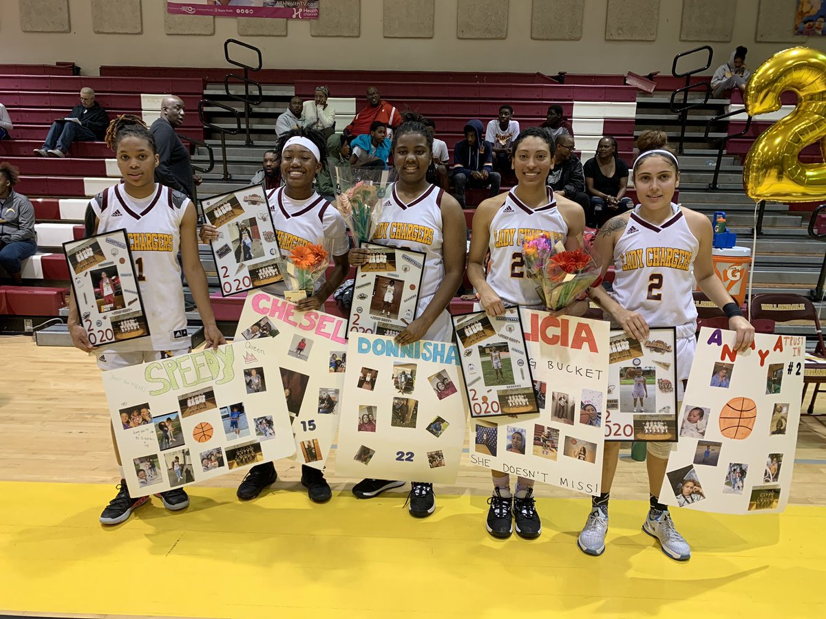HH_Athletics's tweet photo. Lady Chargers 🏀Senior Night⚡️⚡️⚡️@coachbernard1 @aloesch13 @hotheadahsin @Shaneka50145953 @jeannettez78 https://t.co/5PSWaxJAoe