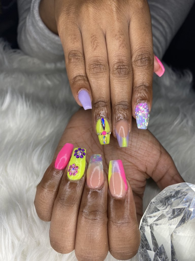 ShakiraGriffi19's tweet photo. COLORFUL VACATION SET #acrylicnails #mediumacrylicnails #coffinnails #swavorski #swavorskicrystals #freestyleset #nyc #brooklyn #blacknailtech #support #supportblackownedbusinesses #supportblackbusiness https://t.co/XNZ9WH4UXI