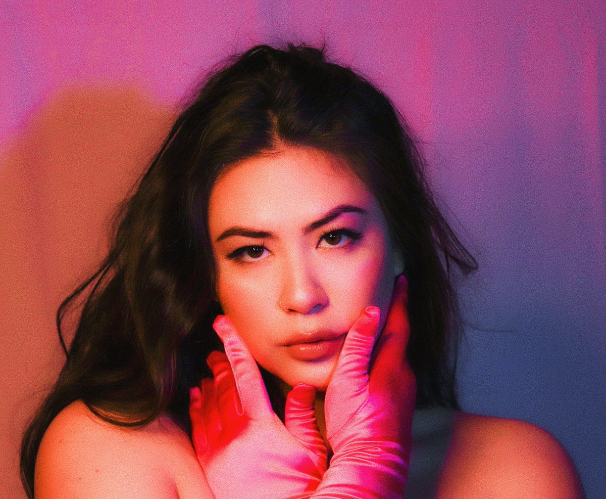 menaamarie's tweet photo. “kiss and tell” shot my me🖤 https://t.co/fv5YEiW2fn
