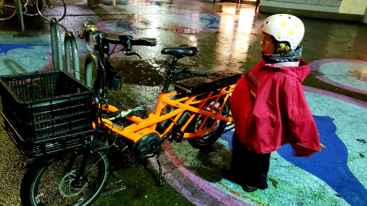  #Bike365 day 21: school runs plus skating, 20km. It was raining for 4/6 trips, but hey, we're  #NotMadeOfSugar! Here's hoping we can leave the studded tires at home for the rest of the winter.  #BikeYVR  #CarFreeFamily  #YVRFamilyBiking