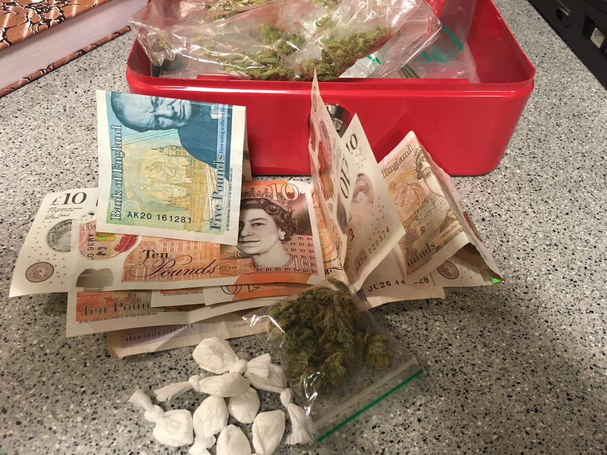 MPSNewham's tweet photo. #EPTteam5 continue their good week, 3 arrests tonight. 1 for a court warrant, 1 who was wanted for breaching a non molestation order and a 3rd for possession with intent  to supply class A after a #stopandsearch. #makingnewhamsafer https://t.co/Wh4MBSF7Iv
