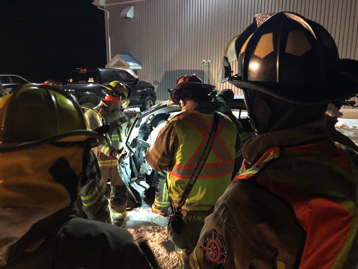 SWOXfire's tweet image. SWOX firefighters training auto extrication tonight -14 with windchill . Great group of newer and seasoned firefighters using the “jaws of life”. We train in this weather because thats when more collisions occur. Drive safe during poor weather and lets not meet by accident