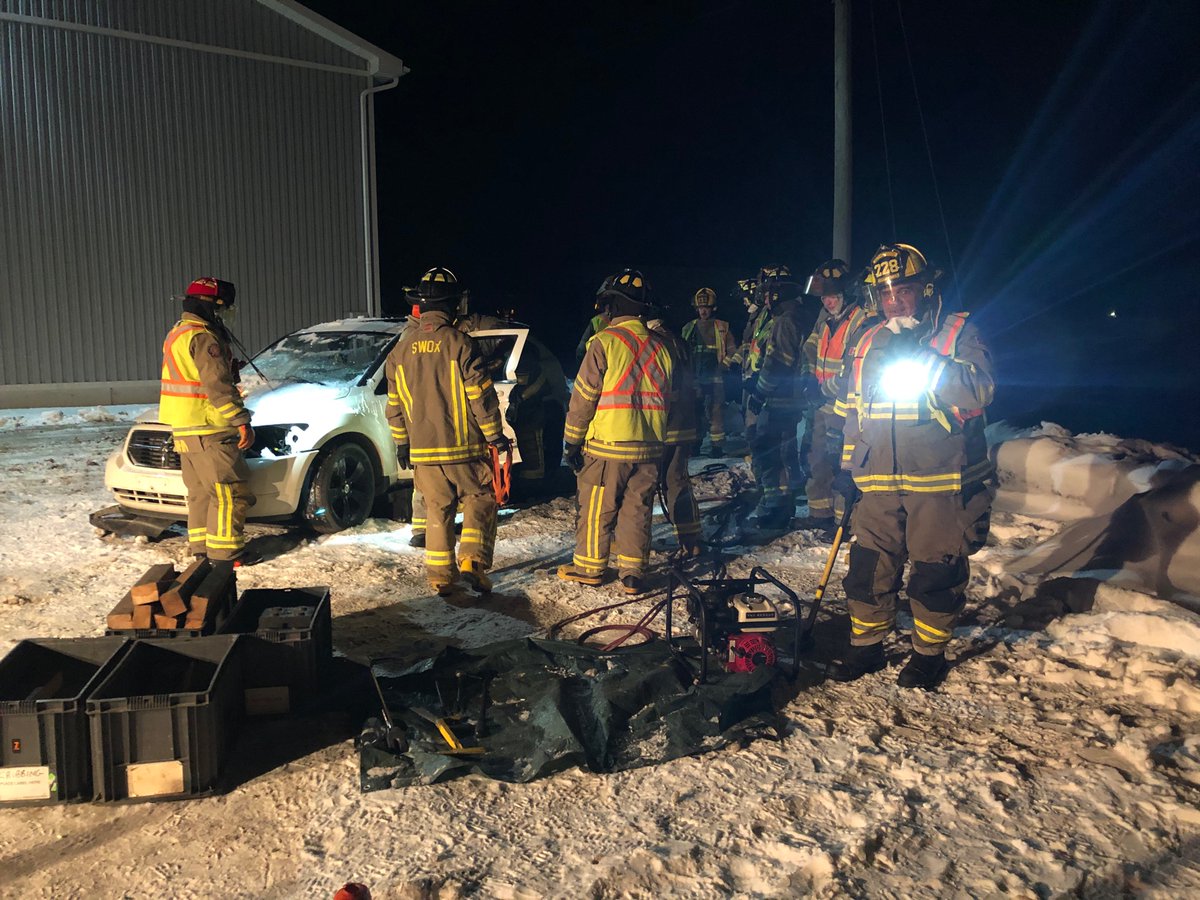 SWOXfire's tweet image. SWOX firefighters training auto extrication tonight -14 with windchill . Great group of newer and seasoned firefighters using the “jaws of life”. We train in this weather because thats when more collisions occur. Drive safe during poor weather and lets not meet by accident