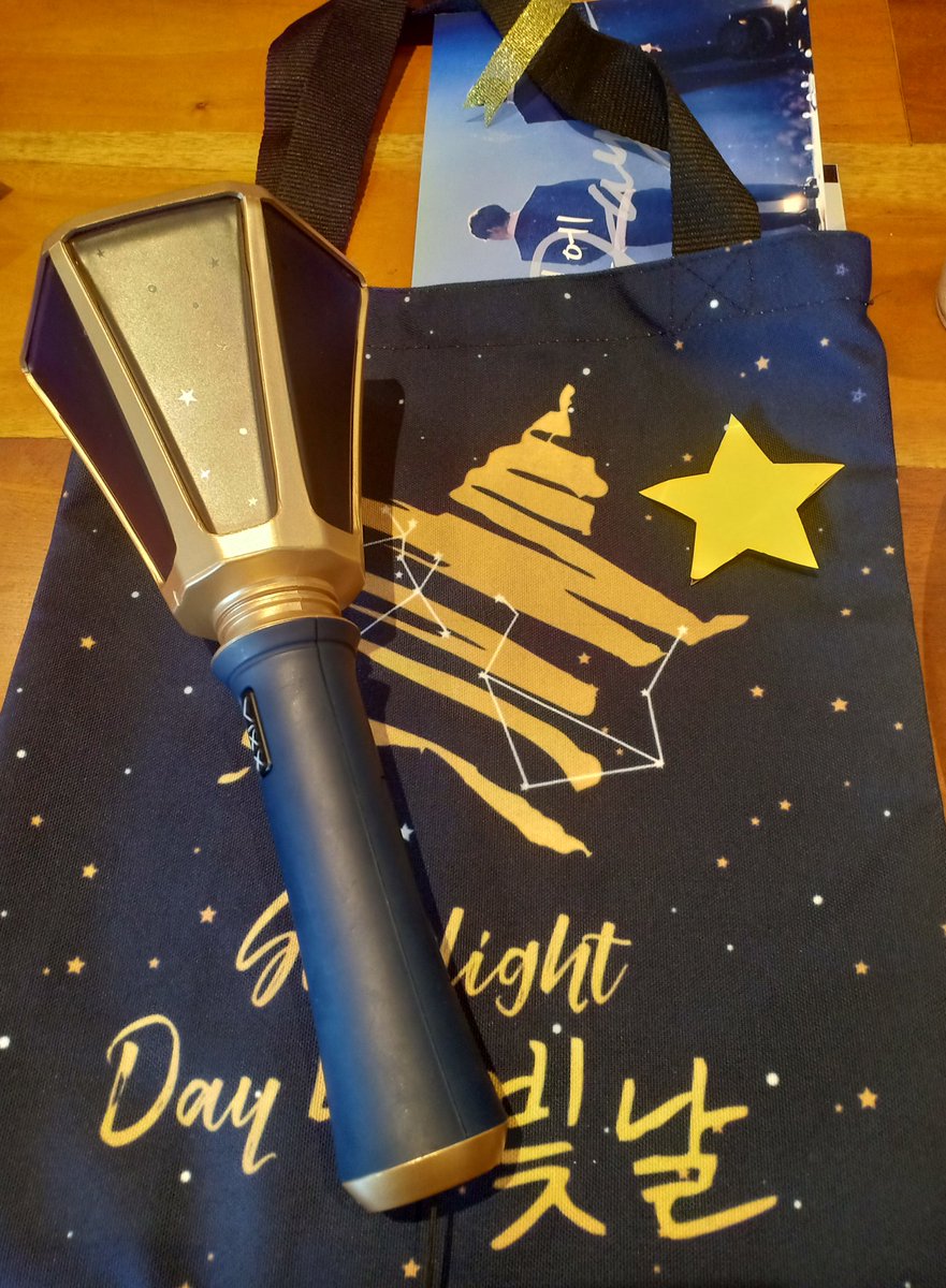 yolandakarinad's tweet photo. @vixxsaranghaeyo I guess i only has this photo in my phone
I'm not in photography 😭
#StarlightStick #VIXX https://t.co/4D2nQidUTu