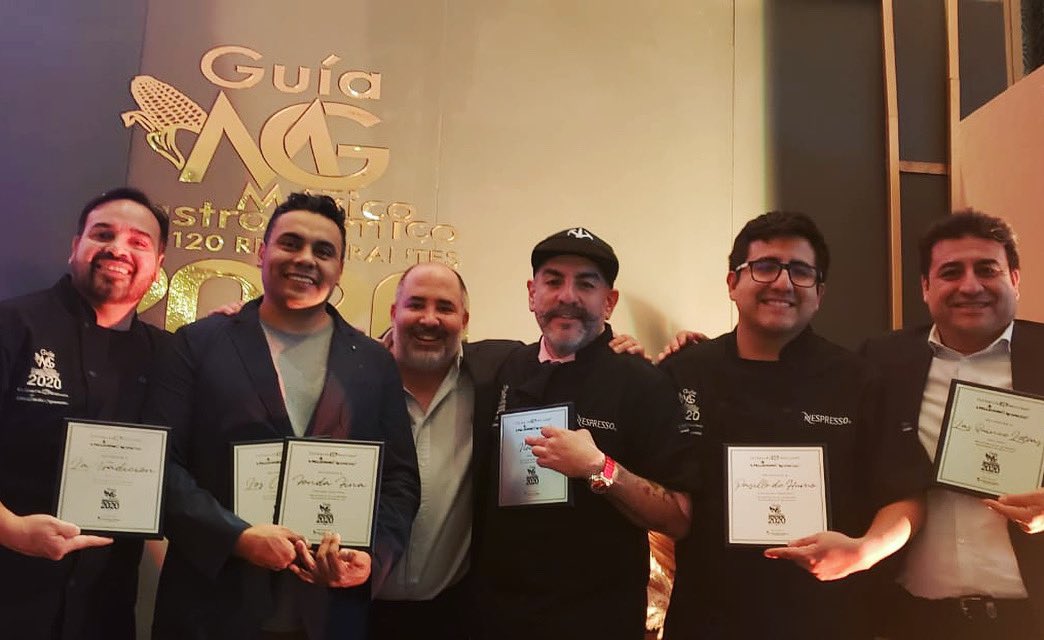 RamonOrraca_'s tweet photo. En la premiacion de los #120mx , de @cmexicana Los mejores restaurantes del 2020; felicidades a todas y todos, una mención especial a las y los trabajadores de cada uno de los diferentes equipos de trabajo. #Felicidades. https://t.co/tgikMVDsS0
