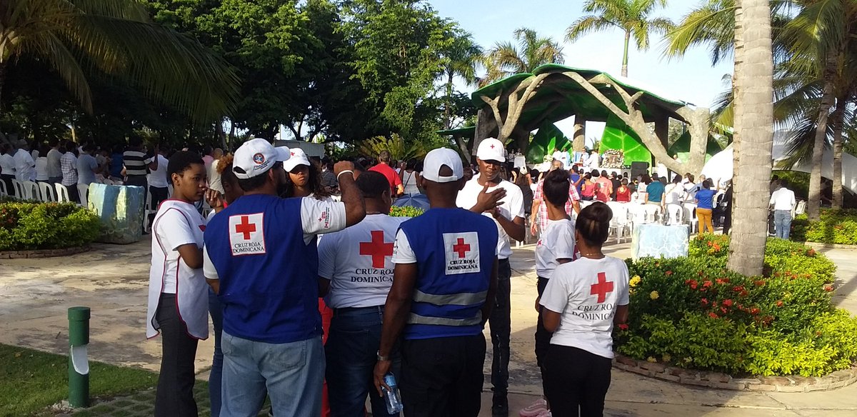 crdbavaro's tweet photo. Verón Bávaro Punta Cana - 21 de enero #voluntarios de esta filial de #cruzrojadominicana cubriendo la celebración de la misa, realizada en San Juan Shoping Center, por motivo de la festividad de la virgen de la Altagracia. #ifrc #PactoPorLaVidaRD #DiaDeLaAltagracia #crdominicana https://t.co/S9z9DyGISm