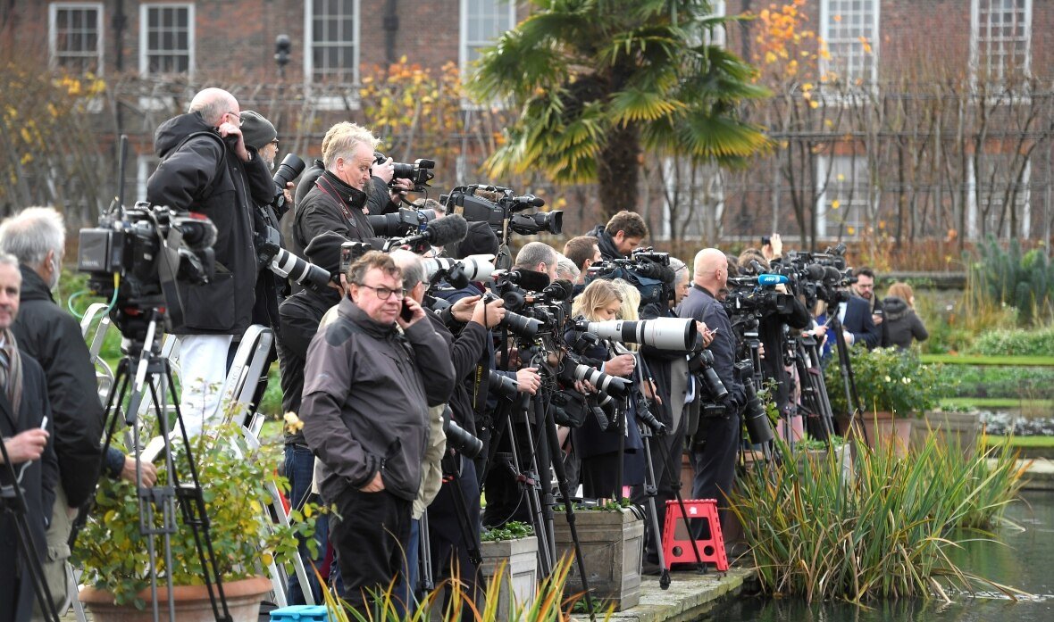 JanetDavisonCBC's tweet photo. One thing the move won’t insulate Harry and Meghan from is the British media. A PR expert in London told me it won't take long for the tabloids to set up a freelance unit here. Sky News also reported the couple issued a warning about the paparazzi. https://t.co/FLNRcVN15K (9/9) https://t.co/BQ2fGEBSRb