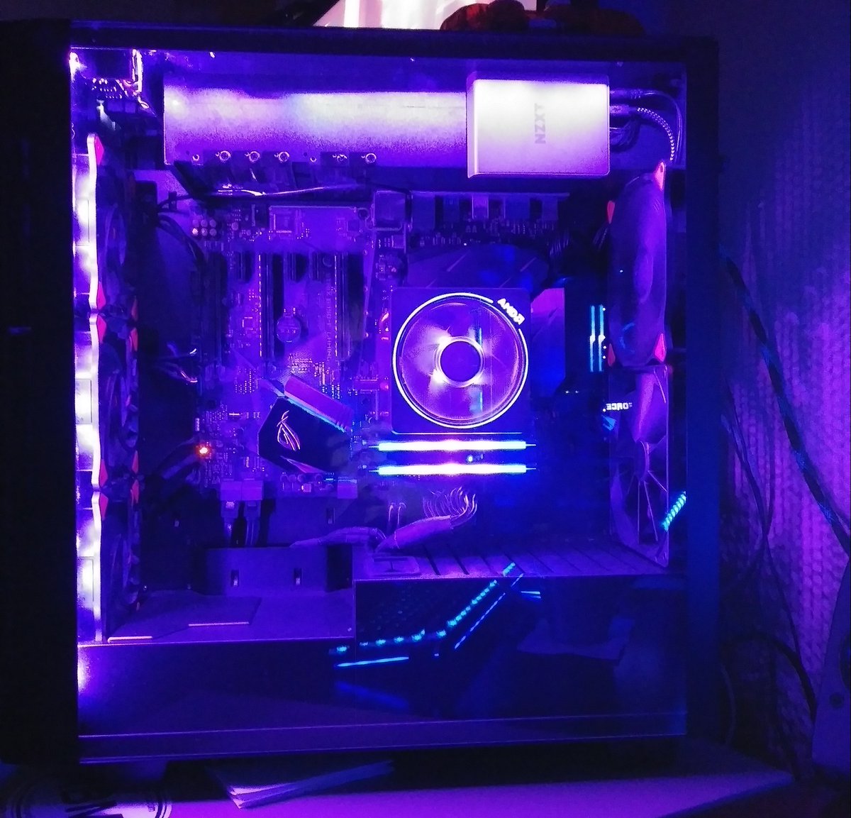 FPSmadMEDIC's tweet photo. @AMD_UK @AMDRyzen @Radeon I have one now in my HTPC build that I use to review cases with. When its not being rebuilt the wife plays Diablo 3 on it 1080p 55-60fps overclocked and under the Wraith Prism 😉have a set of @UsaOcpc 2666 CL19 set to 2866 CL14 as well to help power the Vega 8 all tied in a B350. https://t.co/X5tvWfe5Jp