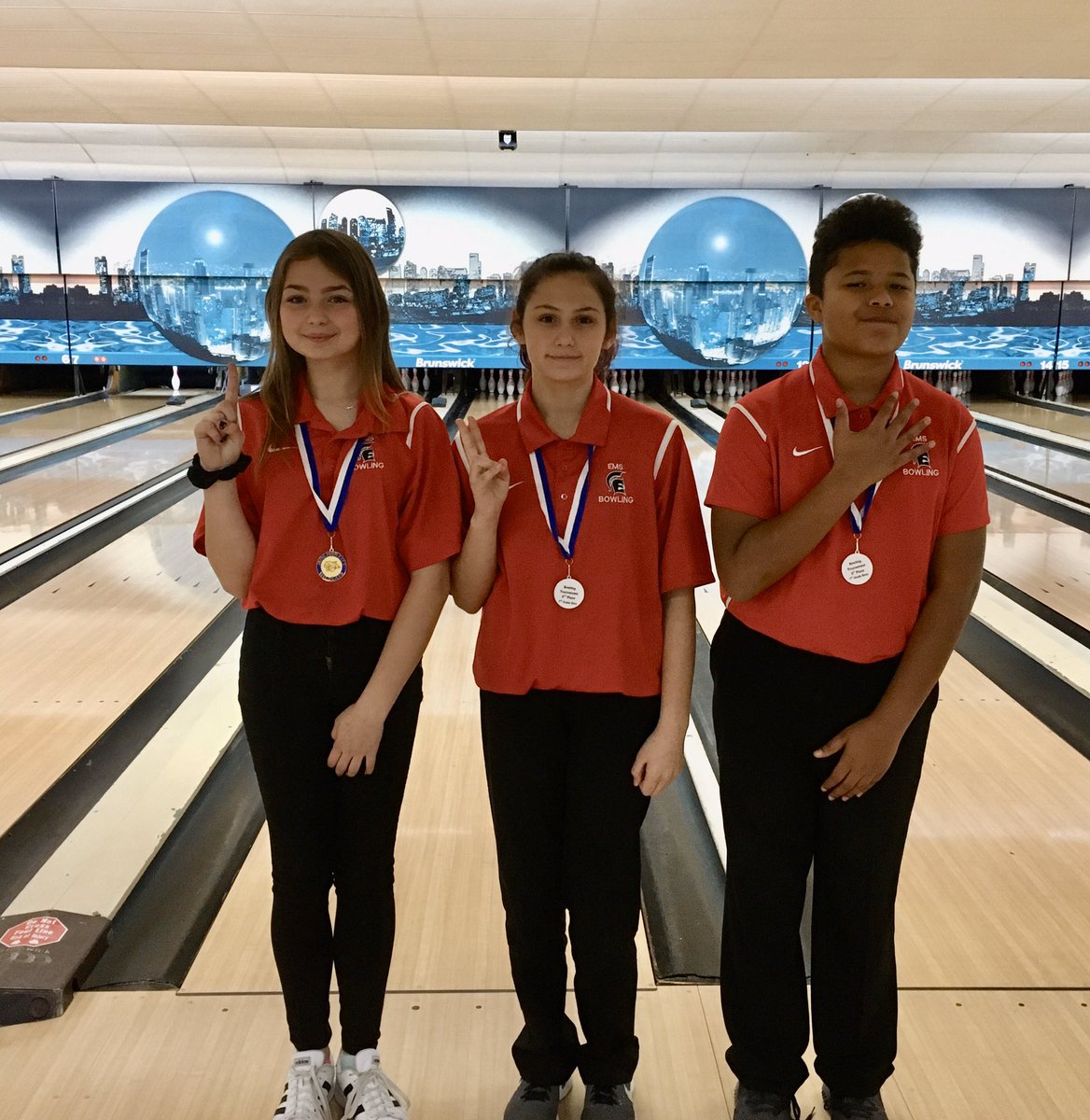 schildscience's tweet photo. EMS Varsity Bowling had a great meet tonight at Junction City. We took home three medals and lots of new high scores.

Medals earned: Akira Hall- 1st (8th girls), Daisy Worthy-2nd (7th girls), and RJ Tabares-5th (7th boys) #EMSBowling https://t.co/xmkkcQN0Oh