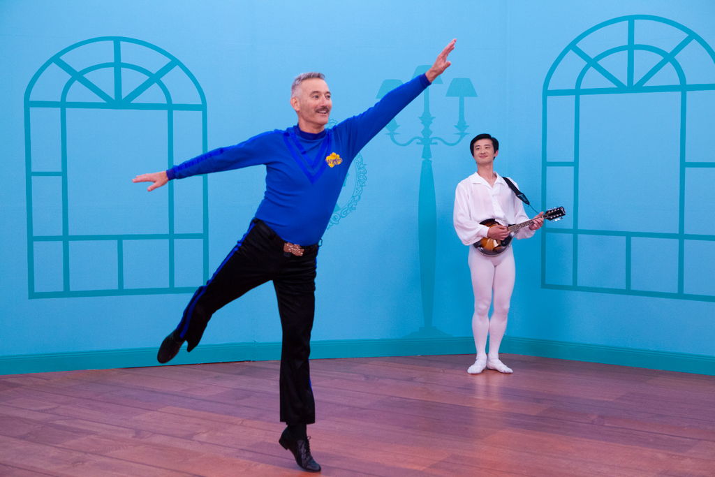 TheWiggles's tweet photo. Arabesque your way through the day! ๐โจ
#TheWiggles #BalletIsForEveryone #AnthonyWiggle https://t.co/PETG74AXAm