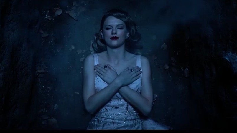 droughtworst's tweet photo. posso ter sido injustiçada hoje mas o meu look continua sendo o mais memorável, carregando participação no clipe de look what you made me do 💅🏻💅🏻💅🏻 #TCRAs https://t.co/lstFpnce5m
