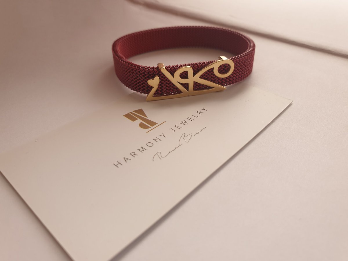 RazanBasim's tweet photo. محمد ♡
Custom Made on Italian Stainless Steel Bracelet 
18K Gold 
Freehand Drawing by Razan Basim 
https://t.co/gVK3hcX8J6 https://t.co/LYI2gG31Pk