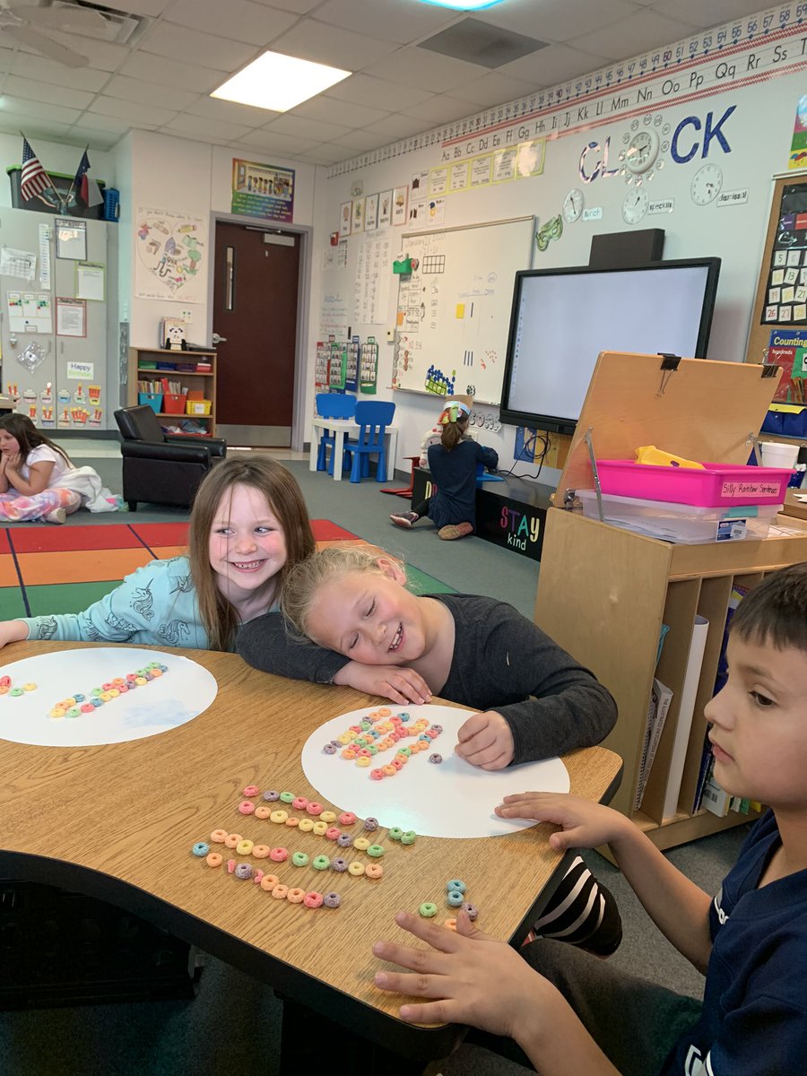 SkeenBrenda's tweet photo. Math is delicious with a snack! Working on place value today, we counted how many tens we could make with our froot loops and traded the 10s in for a pretzel stick (10 long). @LorenaPrimary #LISDFutureFocus #Daily3math https://t.co/RiX48q76NL