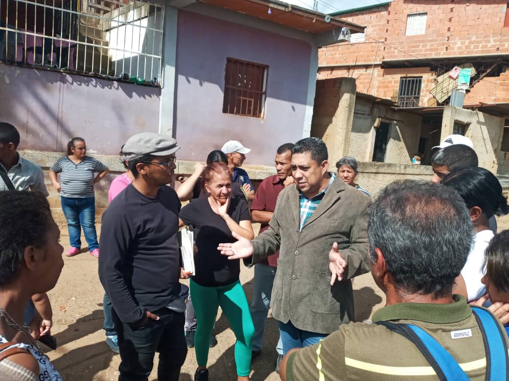 jimmygudino's tweet photo. Recorrido para conformar la Base de Misiones Monte Sinai,  la Revolución Bolivariana  (Partido, Pueblo Organizado y Gobierno Nacional), articulados en un solo bloque para atacar la vulnerabilidad de nuestro pueblo, atendiendo a las victimas de la Guerra Económica. @NicolasMaduro https://t.co/fwGE5Arlri