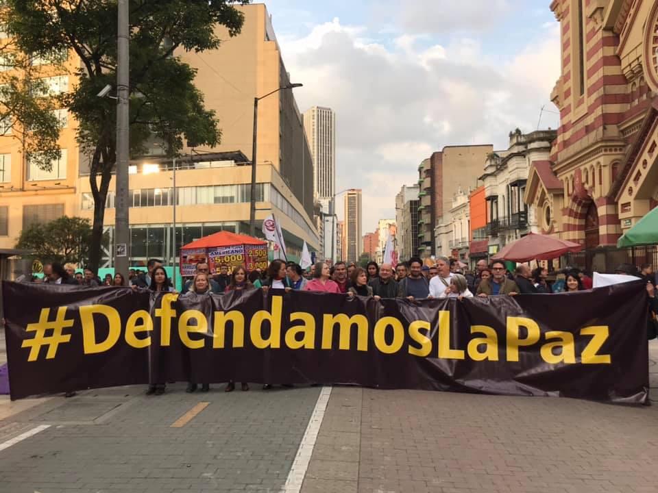 ClaraLopezObre's tweet photo. Esta tarde en la marcha exigiendo el respeto a la vida de los líderes  y lideresas sociales y rechazando chuzadas y seguimientos de la inteligencia militar a lideres poloticos, periodistas y los propios generales. https://t.co/HkSeKgiJkc